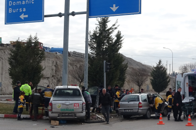 aralılar itfaiye ekiplerinin çalışması sonucu sıkıştıkları araçlardan çıkarılarak hastaneye kaldırıldı