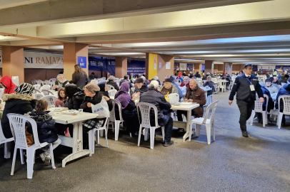 Bursa Büyükşehir Belediyesi, kentin üç ayrı noktasında kurduğu iftar sofralarında vatandaşları buluşturdu
