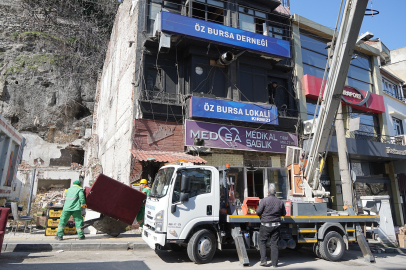 Tarihi Surların Önünde İnşa Edilen 5 Binanın Yıkımı Başladı