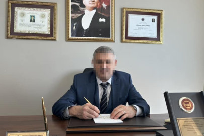 Hediye verdiği Dubai çikolatası poşetinin içinden 2 bin 500 dolar çıkınca rüşvet iddiasıyla tutuklanmıştı