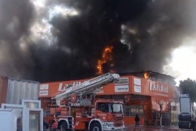 Lastikçi Dükkanı Alevlere Teslim Oldu