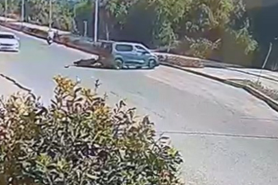 Hafif ticari araç 'U' dönüşü yaparken çarpan motosikleti hurdaya döndürdü