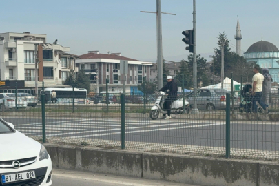 Ana trafiği durdurup, karşıya geçen motosikletliler cezadan kaçamadı