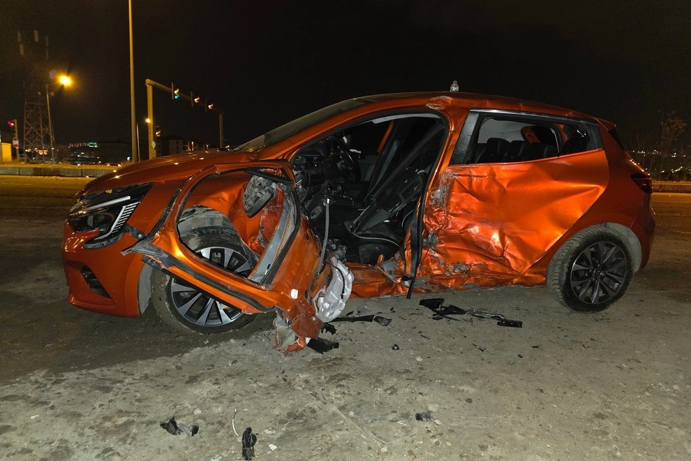 Elazığ’da hafif ticari araç ile otomobil çarpıştı: 3 yaralı