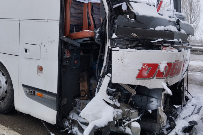 Otobüs bariyerde saplandı, şoför ölümden döndü