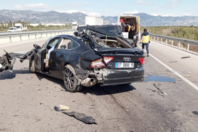 Lüks Otomobil Kamyona Arkadan Çarptı : 1 Ölü, 2 Yaralı