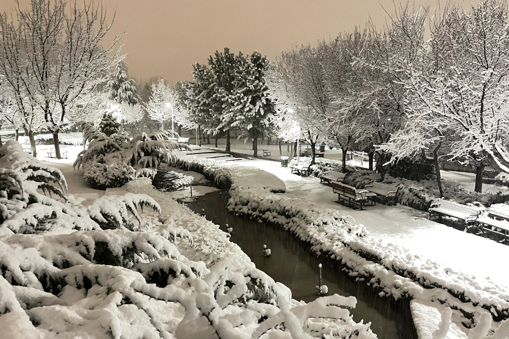 Kar yağışı etkisini artırdı, kent beyaza büründü