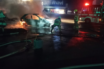 Park Halindeki Araç Alev Topuna Döndü