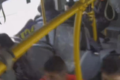 Freni patlayan belediye otobüs şoförü hızı azaltmak için önce park halindeki bir otomobile sonra da karşı yöne geçip bir direğe çarptı