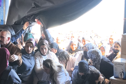 Yeni açılan mağazada vatandaş birbirini ezdi