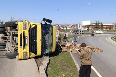 Kontrolden Çıkan Ahşap Yüklü Kamyon Devrildi