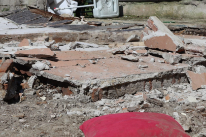 Molozların kaldırıldığı esnada üzerine duvar devrildi