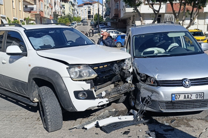 Kontrolsüz kavşakta meydana gelen kazada 3 kişi yaralandı