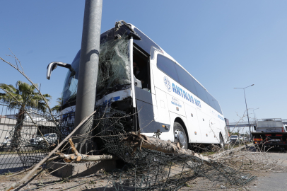 Direksiyonu Kilitlenen Otobüs Ağaçları Yıkarak Yol Tabelasına Çarptı