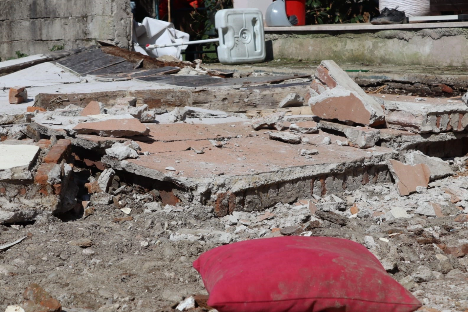 Duvarın altında kalarak hayatın kaybeden taekwondo hocası, son yolculuğuna uğurlandı