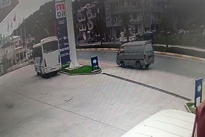 Kamyonet Palmiyeye Çarptı: Kaza Anı Güvenlik Kameralarına Yansıdı