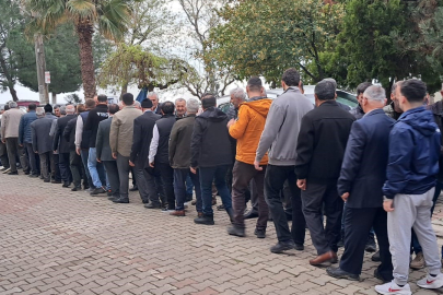 Bursa'da Bayramlaşma Merasiminde Uzun Kuyruklar Oluştu