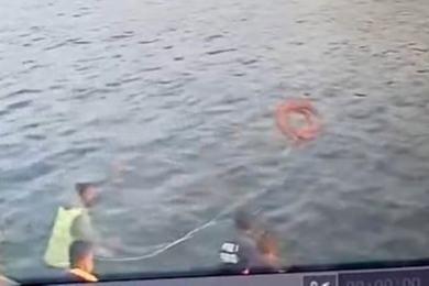 Feribottan baraja atladı:Kurtarma anı kameralara yansıdı
