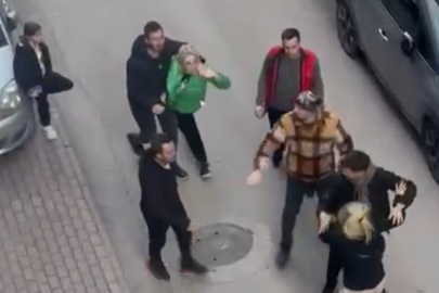 Kızını darp eden kadınlara tekmeyle saldırmaya çalıştı