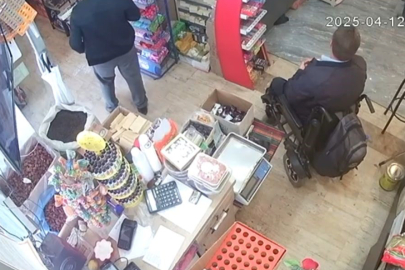 Engelli esnafın kuruyemiş dükkanındaki tırnakçılık olayı kameraya yansıdı