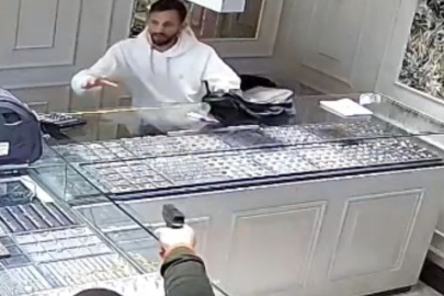 Soyguncunun giderayak ateş açtığı kurşun para sayma makinasına isabet etti