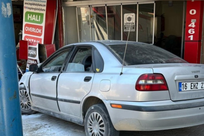 Kontrolden Çıkıp İş Yerine Daldı: O Anlar Güvenlik Kamerasında