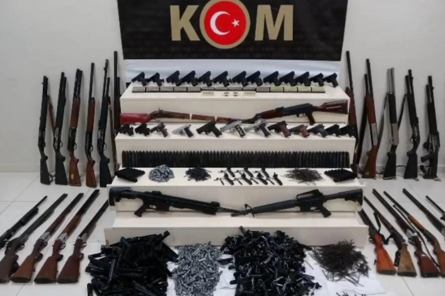 Van'da 13 adreste çok sayıda silah ve mühimmat ele geçirildi