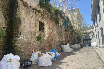 Fatih'te Acımusluk Sokağı Sarnıcı hurda ve kağıt deposu olarak kullanılıyor