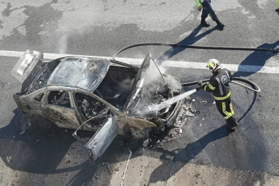 Seyir halinde olan otomobil, bir anda alev topuna döndü