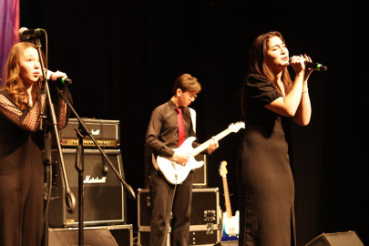 Nilüfer Liseli Gençler Arası Müzik Yarışması'nda, gençler performanslarıyla göz doldurdu