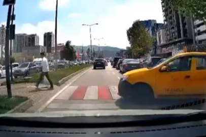 Taksi şoförü, yolu uzatmamak için yaya geçidini işgal etti