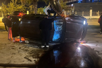 Manavgat'ta palmiyeye çarpan otomobil devrildi