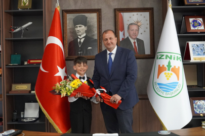 İznik'te 23 Nisan Coşkusu: Başkanlık Bir Günlüğüne Muhammed Ali'ye Devredildi