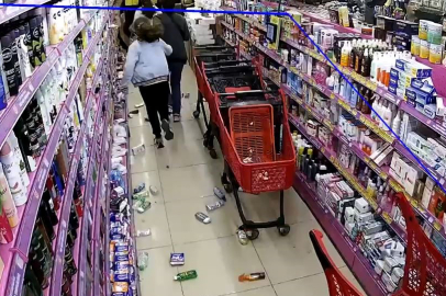 Depremde züccaciye dükkanında raflar sallandı ürünler yere düştü