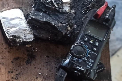 Prize takılan telefonun bataryası patlayınca yangın çıktı