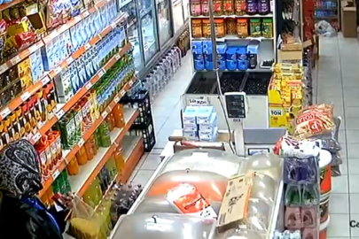 Depreme markette yakalanan 3 kişi panikle dışarı kaçtı