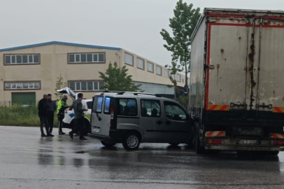 İnegöl'de Kaza: Kamyon ile Hafif Ticari Araç Çarpıştı