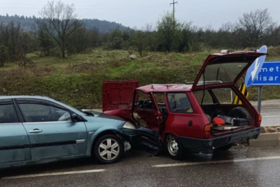 Korkunç Kaza! İki Otomobil Çarpıştı: 1 Ölü, 1 Yaralı