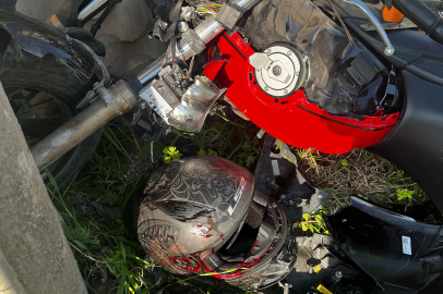 Kontrolden çıkan motosiklet duvara ve direğe çarptı; sürücüsü ağır yaralandı