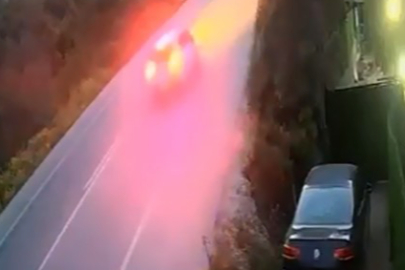 İki Otomobilin Kafa Kafaya Çarpıştığı Kaza Güvenlik Kamerasına Yansıdı