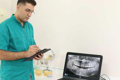 Prof. Dr. Birkan Taha Özkan: "Hatalı yerleştirilen implant, komşu dişleri çürütüp kaybettirebilir"