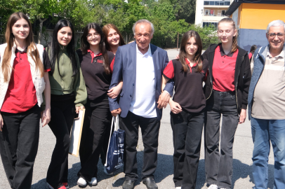 Bursa'da lise öğrencileri huzurevi sakinlerini ziyaret ettiler