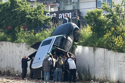 Lüks Cip İstinat Duvarında Asılı Kaldı: 2 Kadın Yaralı