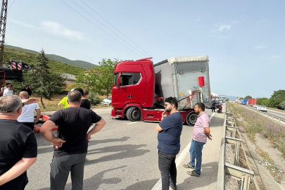 İstanbul Bursa karayolunda tır sürücüsü arının ısırması sonucu fenalaşıp şoka girdi, tır makas atıp trafiği kapattı