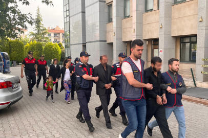 Çaldıkları değerli eşyaları saklamak için halının altına gizli bölme yapan 4 kişilik ailenin 3 ferdi tutuklandı