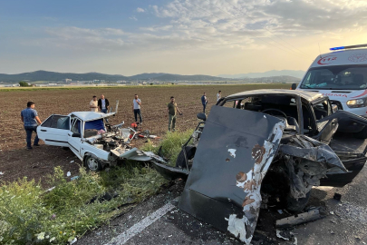 Otomobillerin hurdaya döndüğü kazada 2 kişi yaşamını yitirdi!