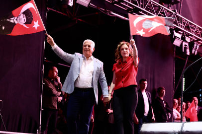 Bursa'da "Gençlik Şenliği” etkinliklerinde Mor ve Ötesi sahne aldı