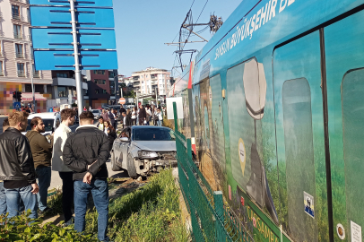 Facia yaşanacaktı: Kırmızı ışık ihlali yapan otomobil tramvay ile çarpıştı
