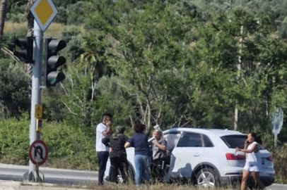 Antalya'da Kaza: Otomobil, Kırmızı Işıkta Bekleyen Kamyonete Çarptı