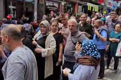 Bursa'da Çekilişi Duyan Mağaza Önünde Kuyruk Oluşturdu